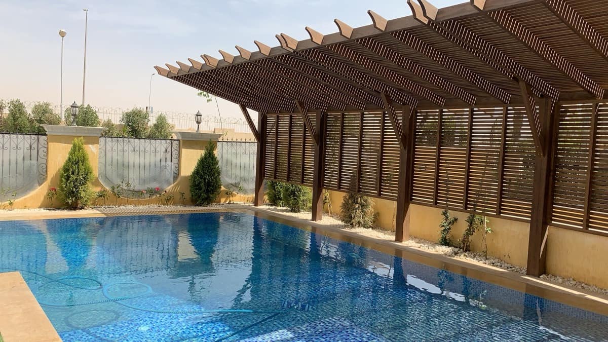 Resort-style pool and water feature