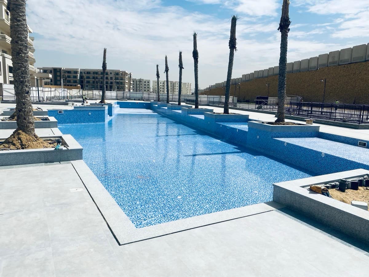 Contemporary swimming pool with clean stone surrounds